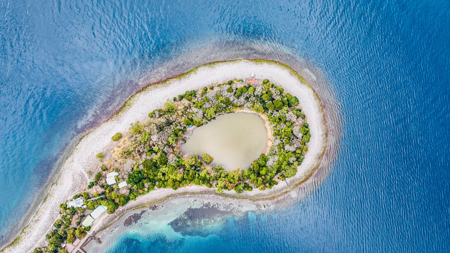 Vista aerea di un'isola piccola circondata da acque turchesi