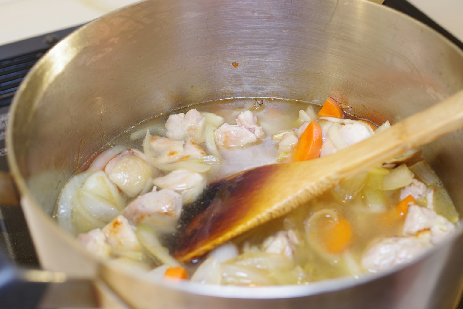 หม้อที่กำลังเคี่ยวกับไก่และผัก