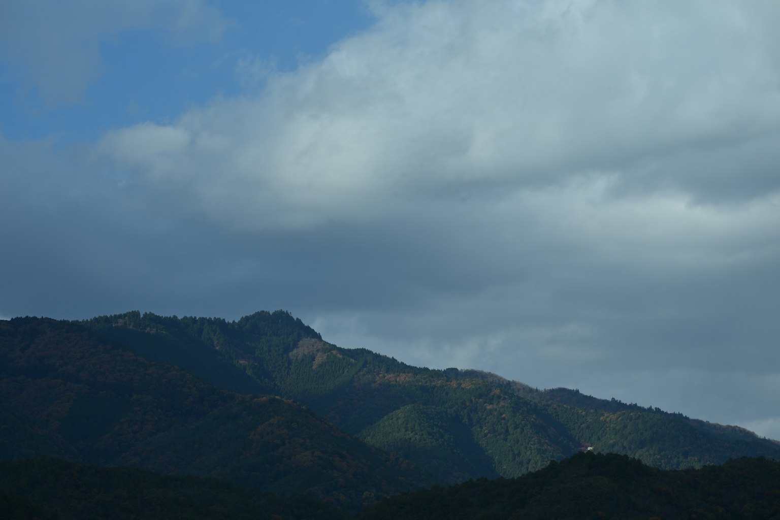 Bergenlandschaft unter einem blauen Himmel mit Wolken