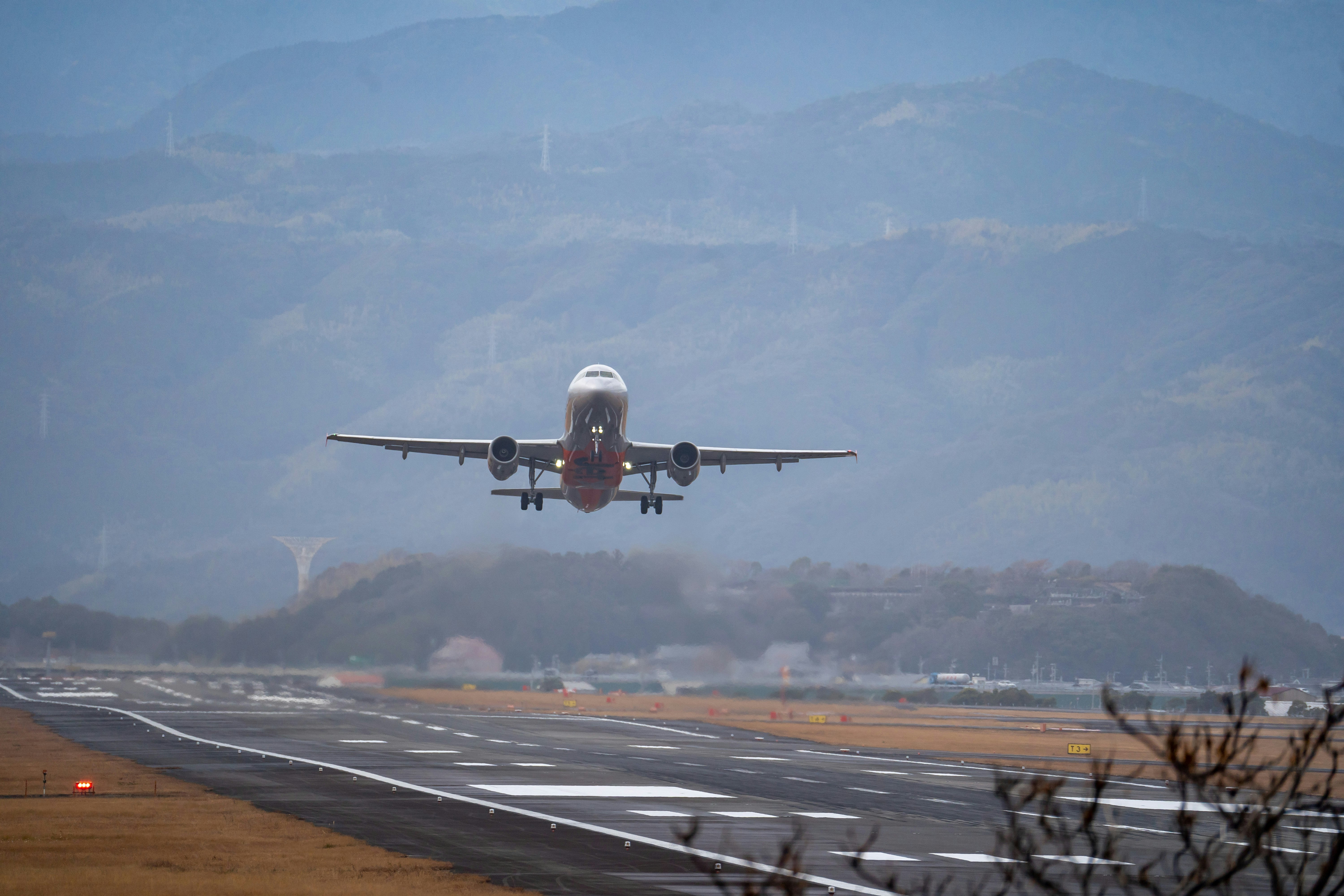 滑走路に着陸する旅客機の前方ビュー