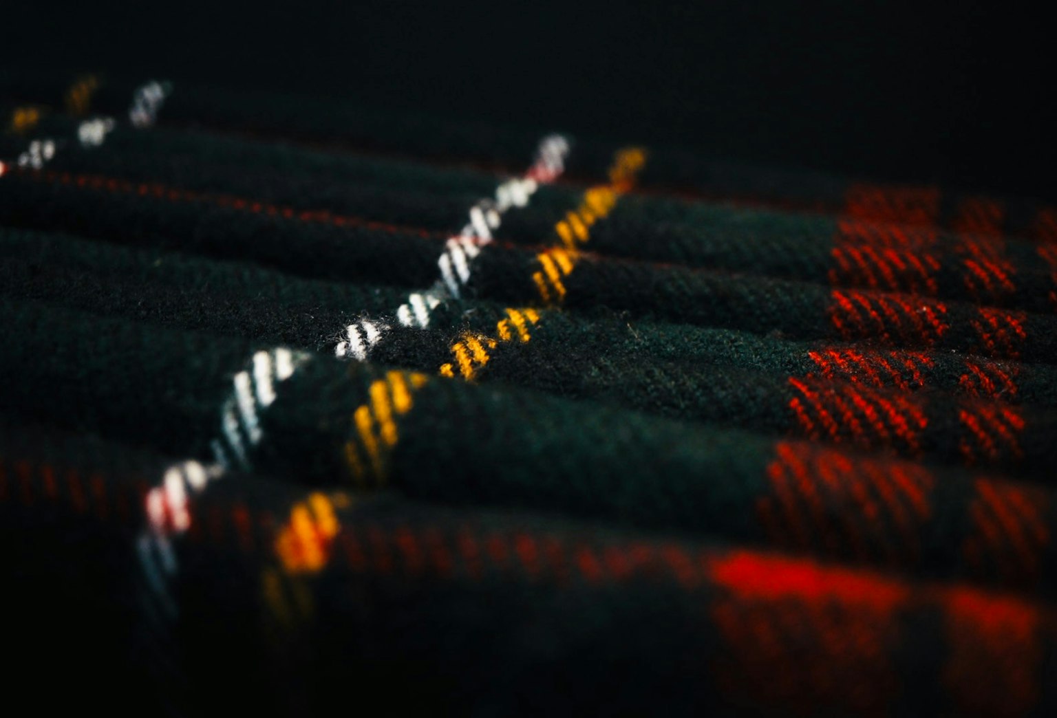Tissu avec motif à carreaux rouges et jaunes sur fond noir