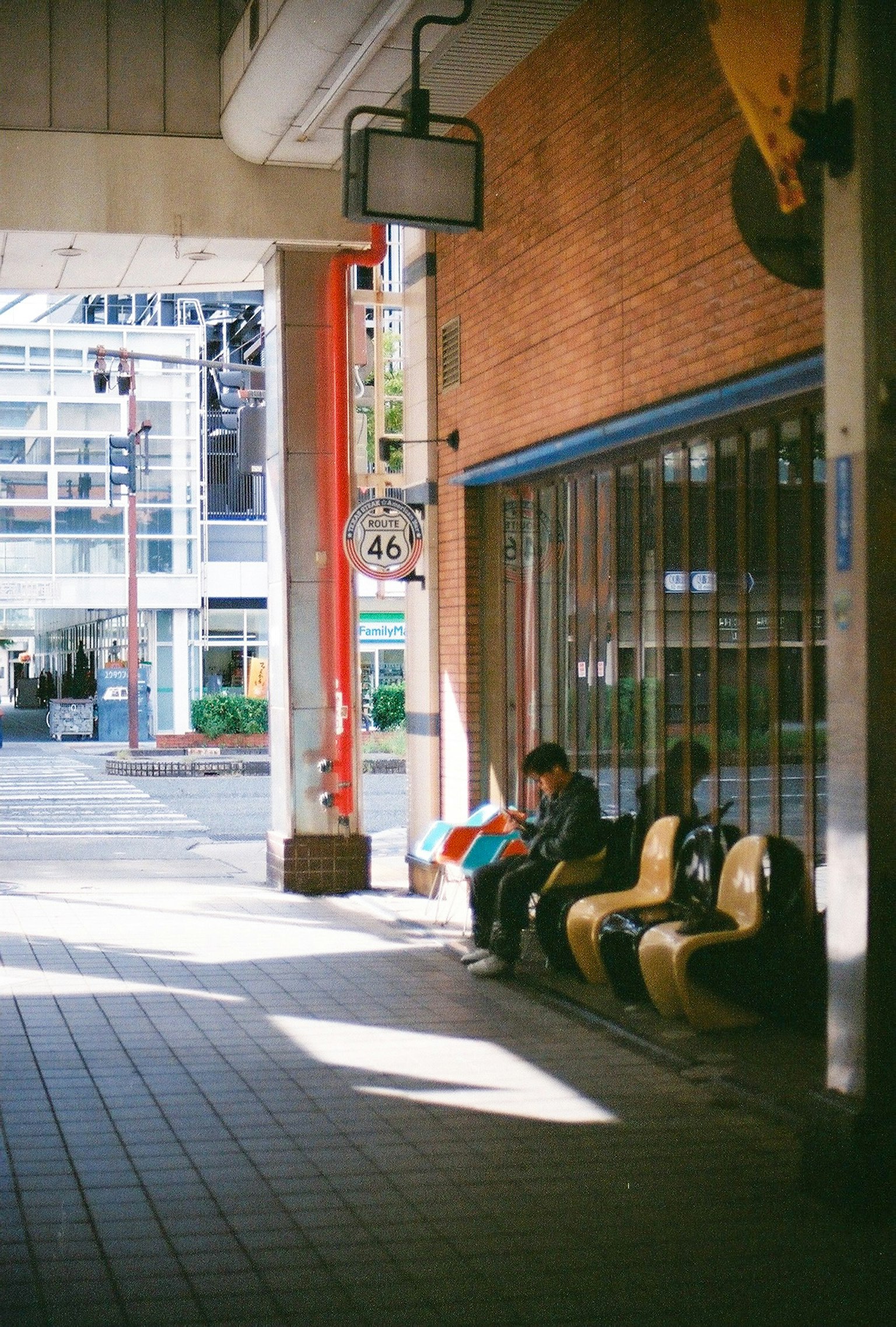 Ein ruhiger Warteraum in einer Station mit sitzenden Personen und hellem Licht, das hereinfällt