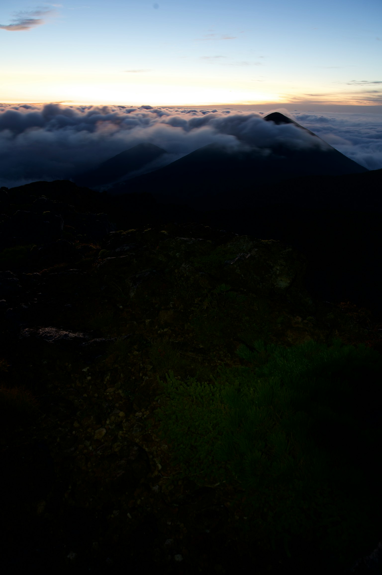 Paesaggio montano con nuvole e cielo crepuscolare