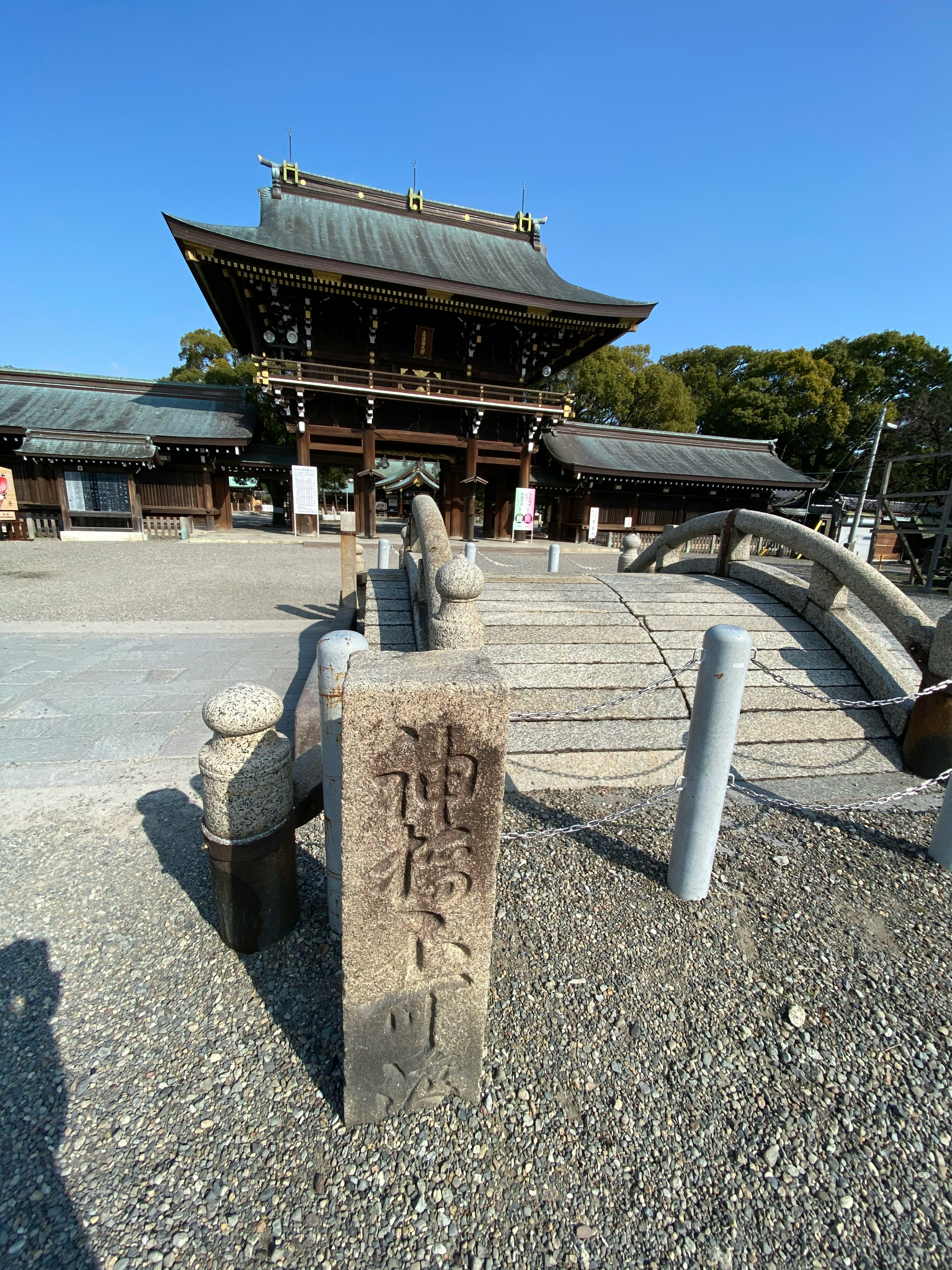 石碑と手水鉢のある寺院の参道