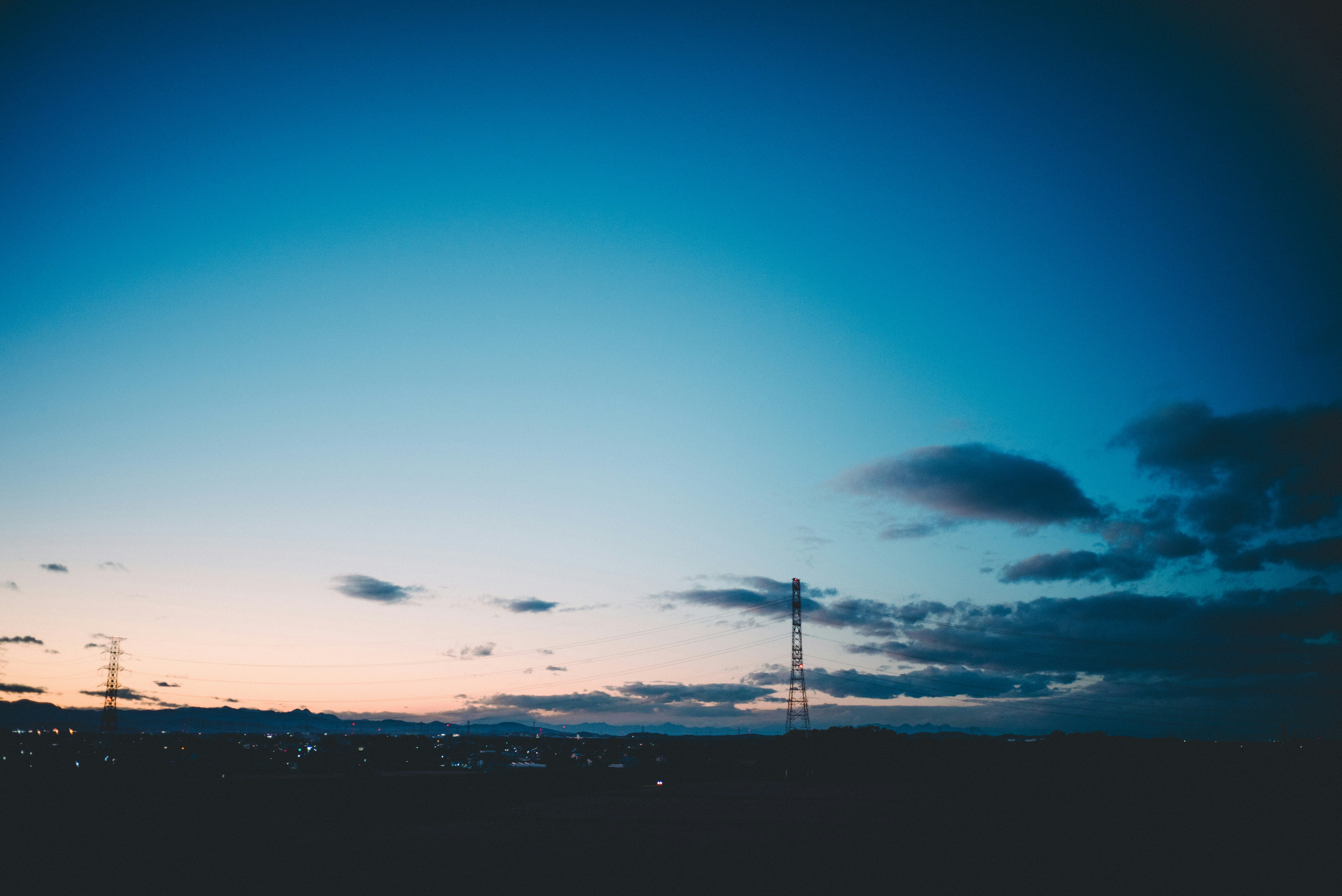 水平線に広がる夕焼け空と雲