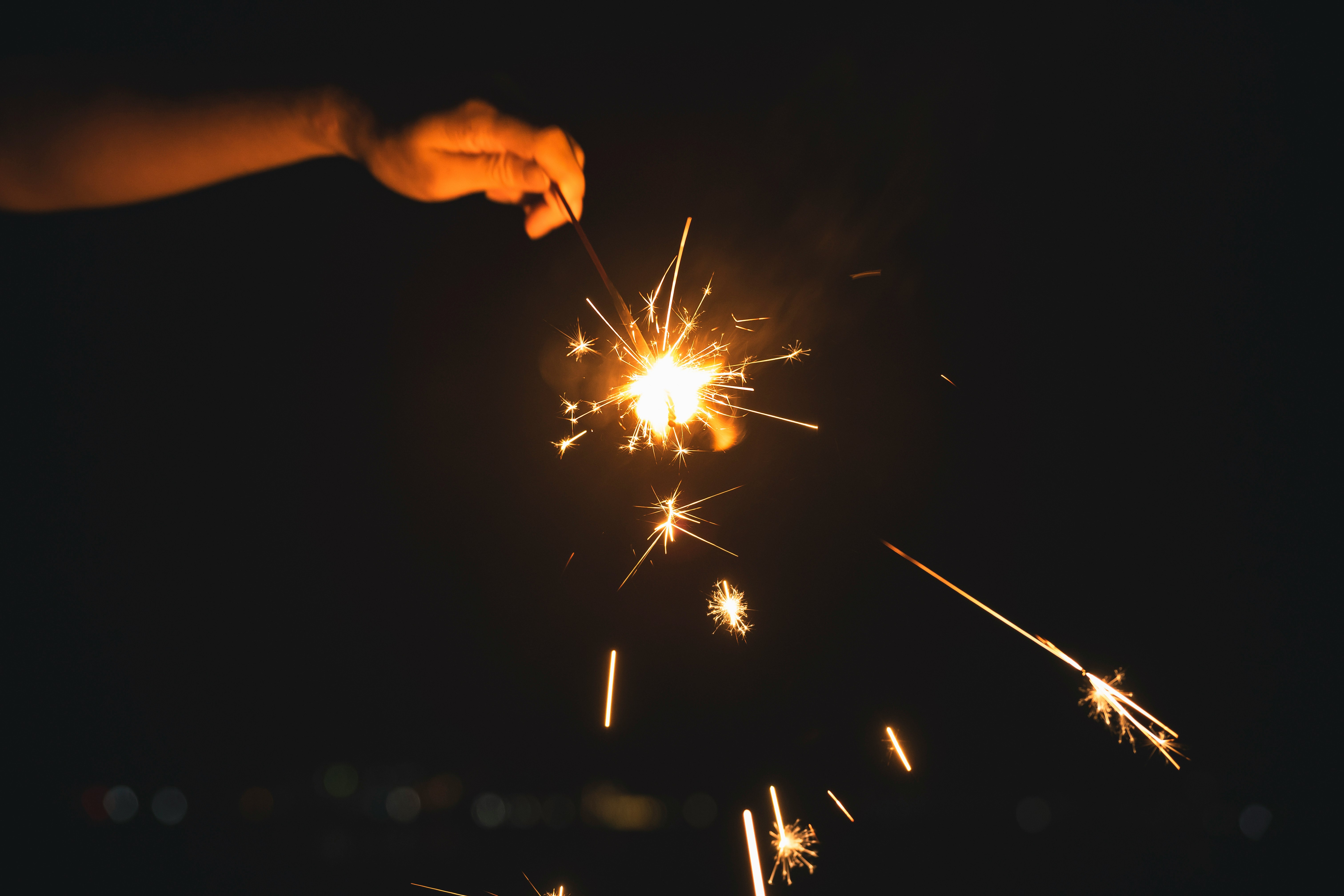 夜空の下で火花が散る花火のクローズアップ