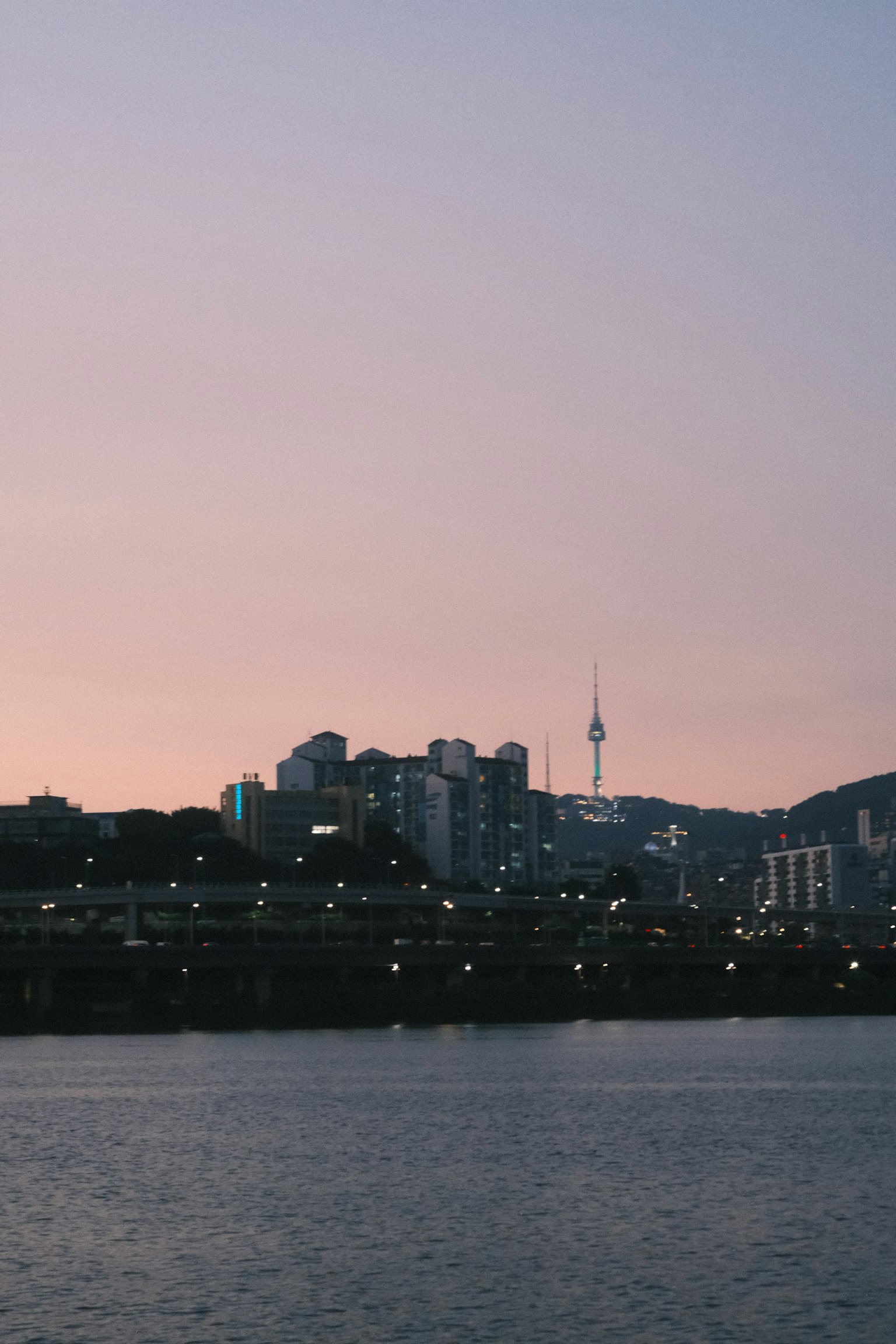 한강과 남산타워가 보이는 서울 스카이라인의 아름다운 일몰