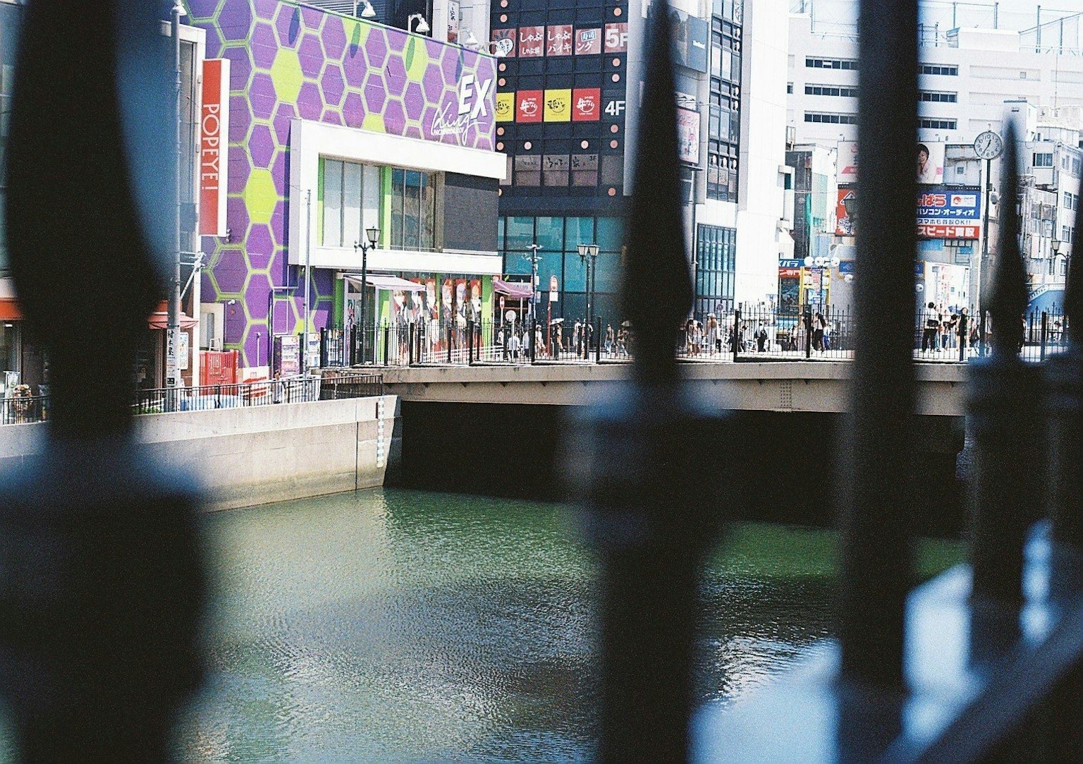 Paysage urbain avec des bâtiments colorés et une rivière