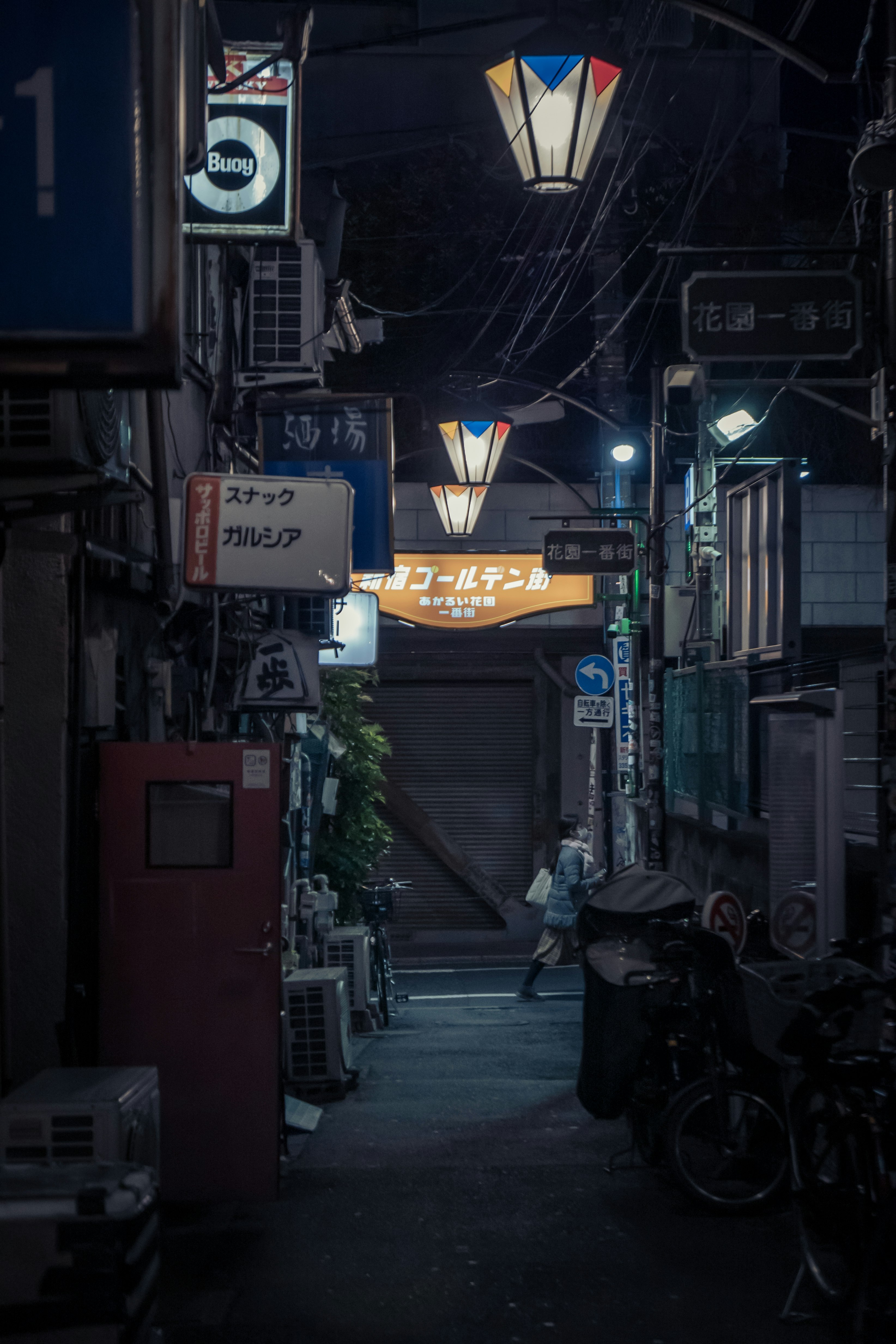 新宿の路地に並ぶ自転車とネオンの夜景