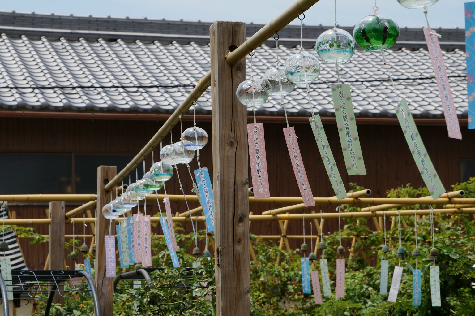Jardín japonés con campanas de viento y tiras de papel coloridas