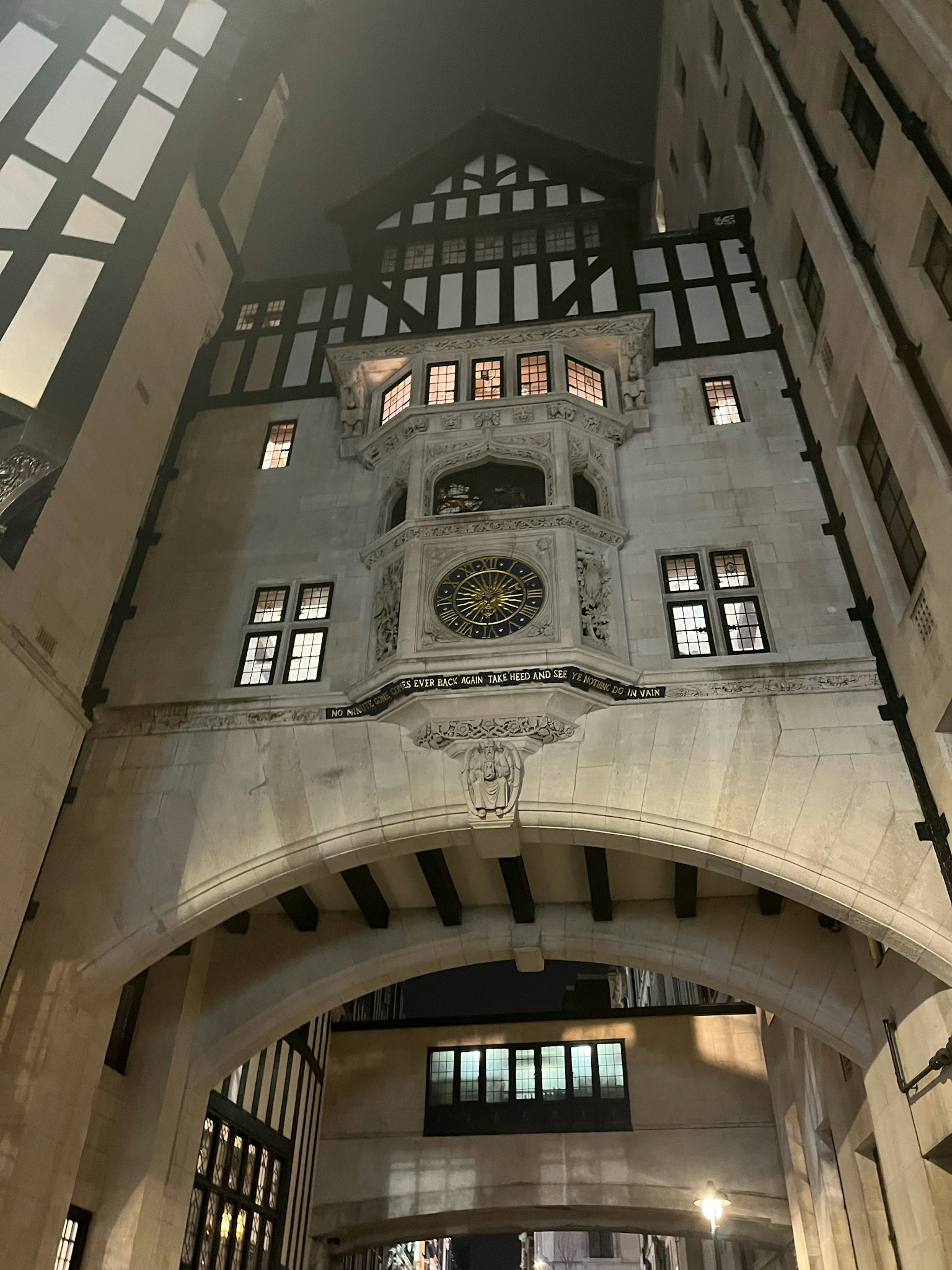 夜间中世纪风格建筑的拱门和窗户