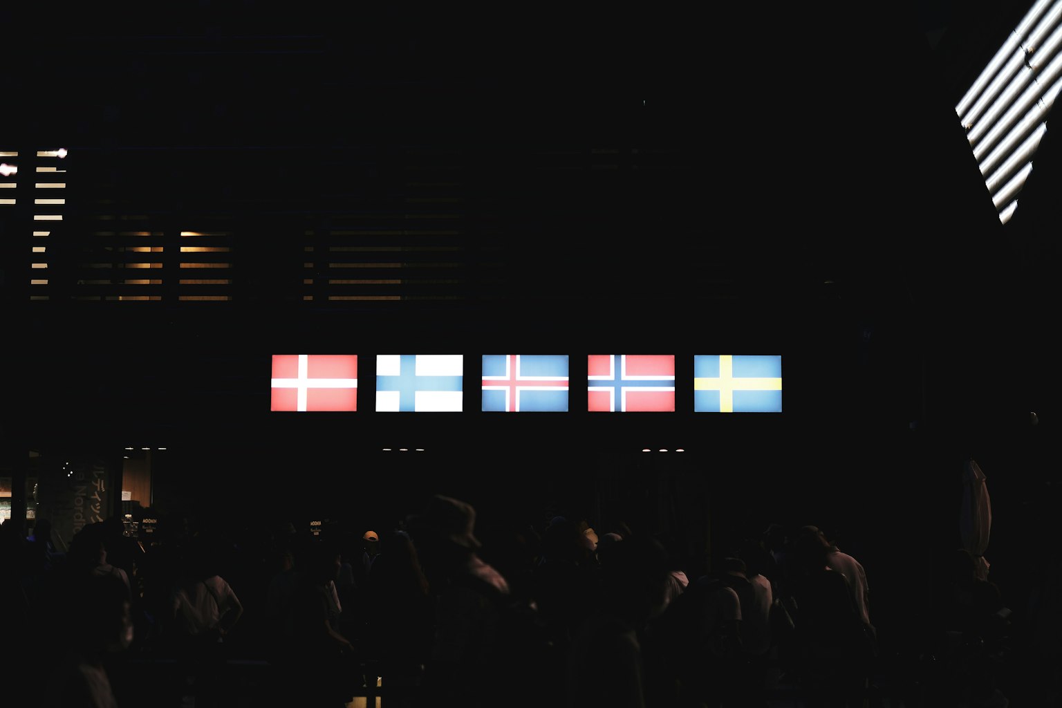 暗い背景にシンプルなデザインのアイコン