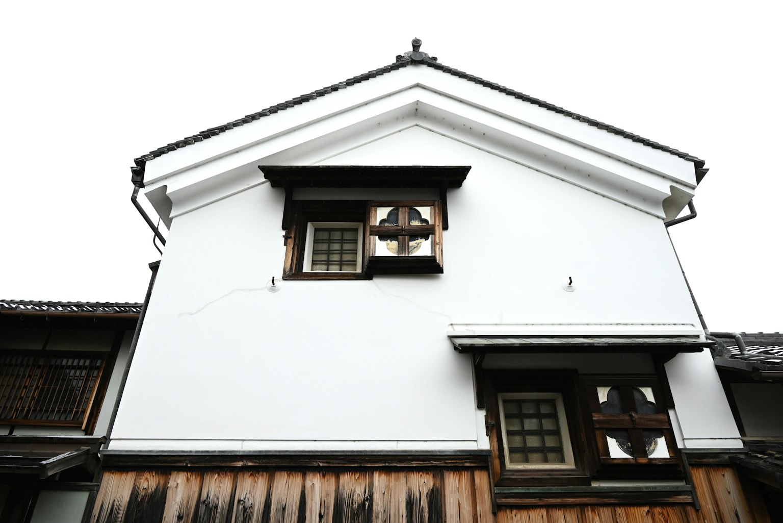 Esterno di una casa giapponese tradizionale con muri bianchi e elementi in legno