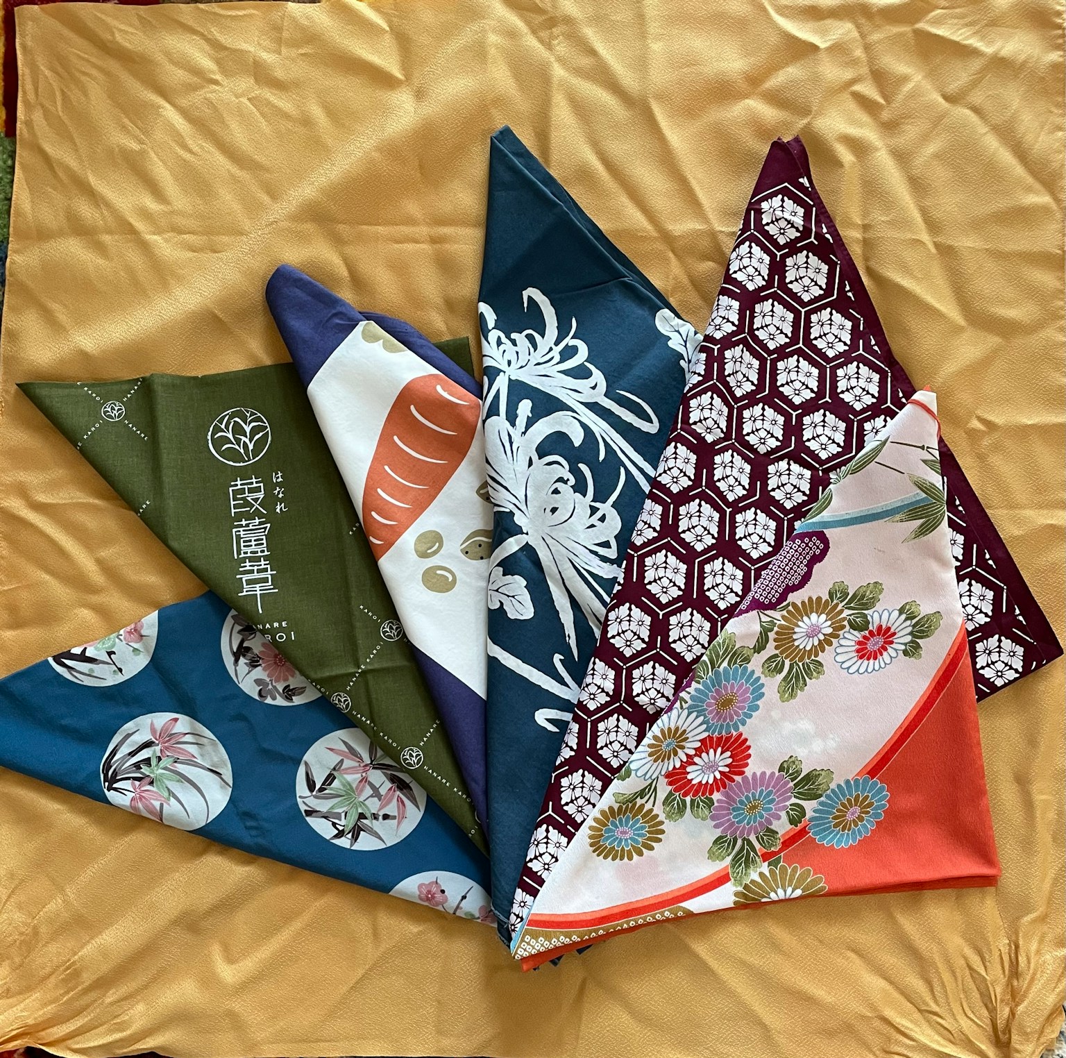 五彩繽紛的日本布料以層疊的方式排列