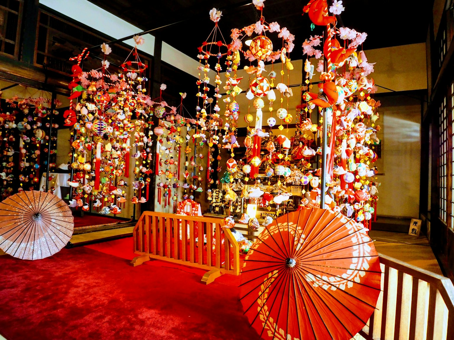 Interior tradisional Jepang dengan ornamen gantung berwarna merah dan pink