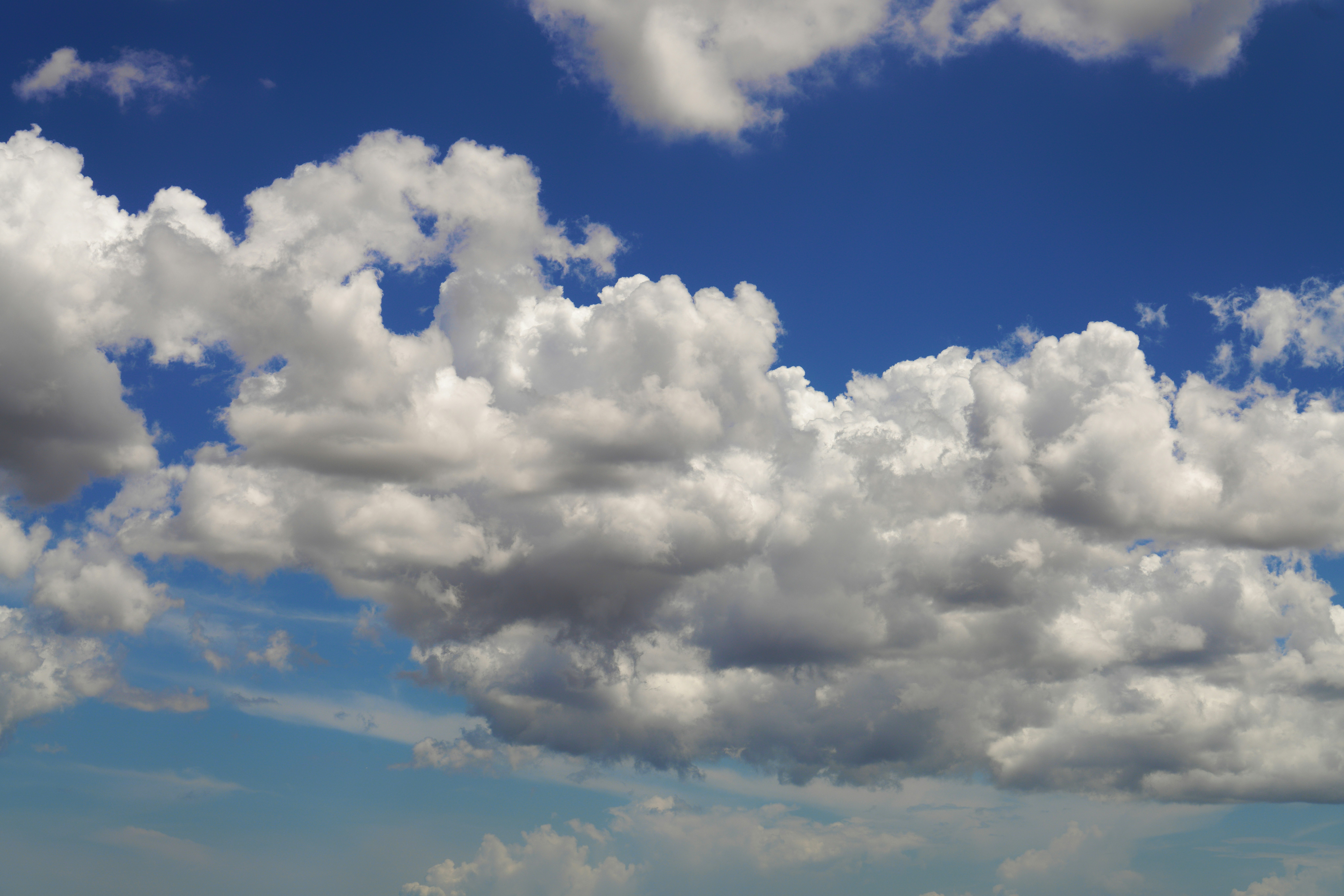 grandi nuvole cumulus su un cielo blu