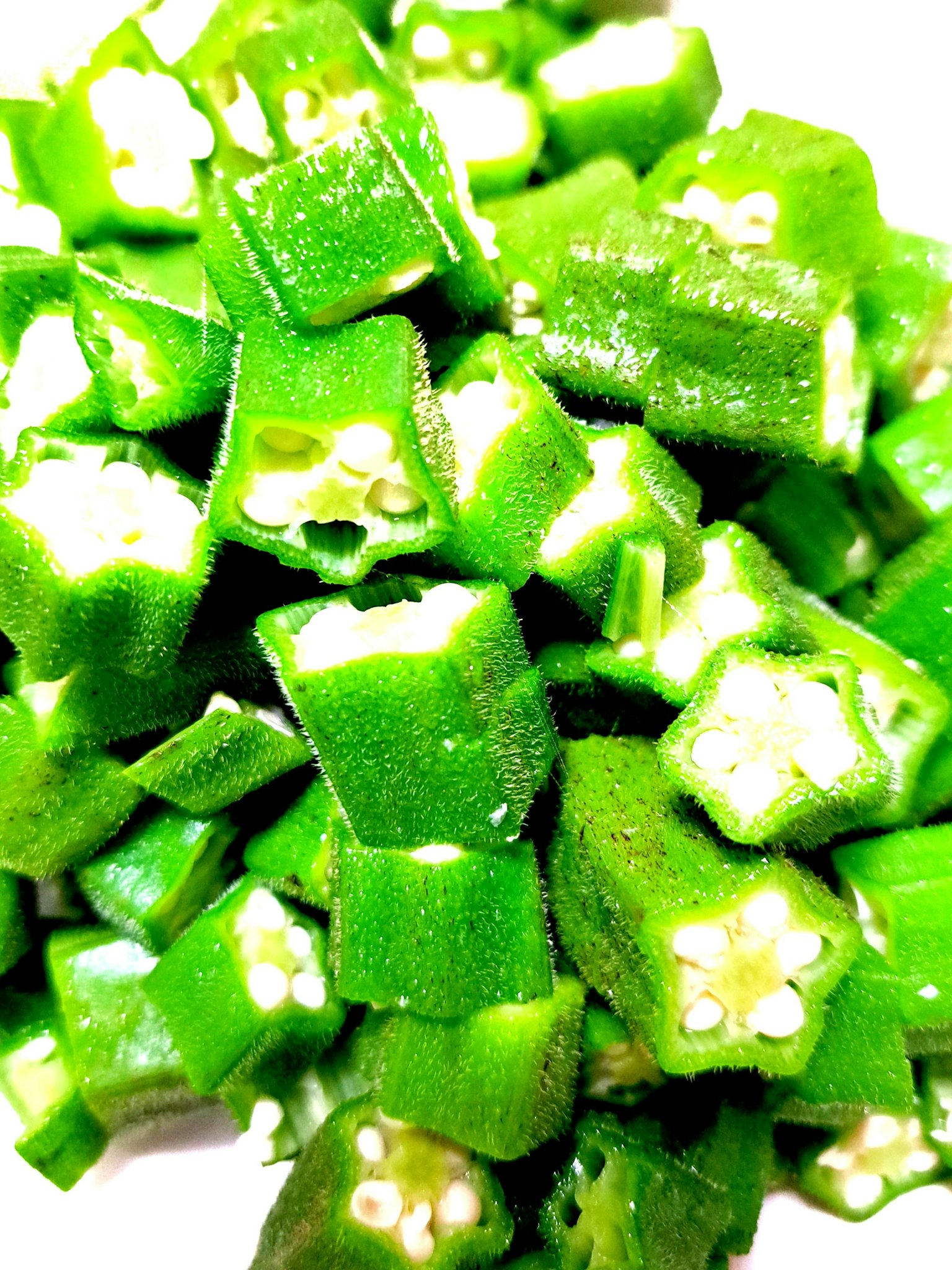 Gehackter grüner Okra mit sichtbaren Querschnitten