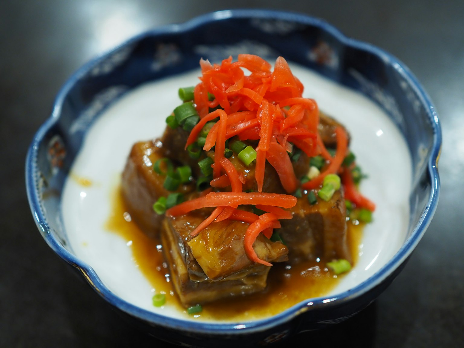 日本料理，嫩豬肉配甜鹹醬，上面放有紅薑和青蔥