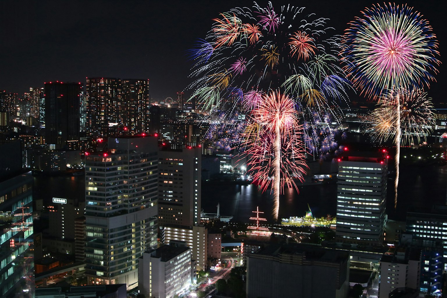 Spectacle de feux d'artifice sur la ligne d'horizon de Tokyo la nuit feux d'artifice colorés illuminant le ciel