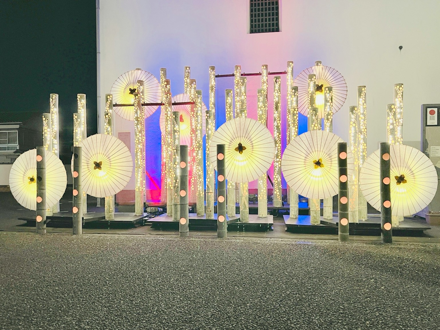 Installation artistique avec des objets de forme unique et un éclairage coloré