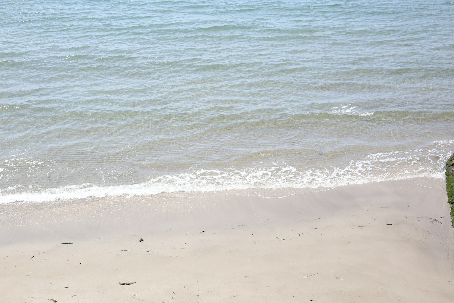 Vue de la mer calme et de la plage de sable