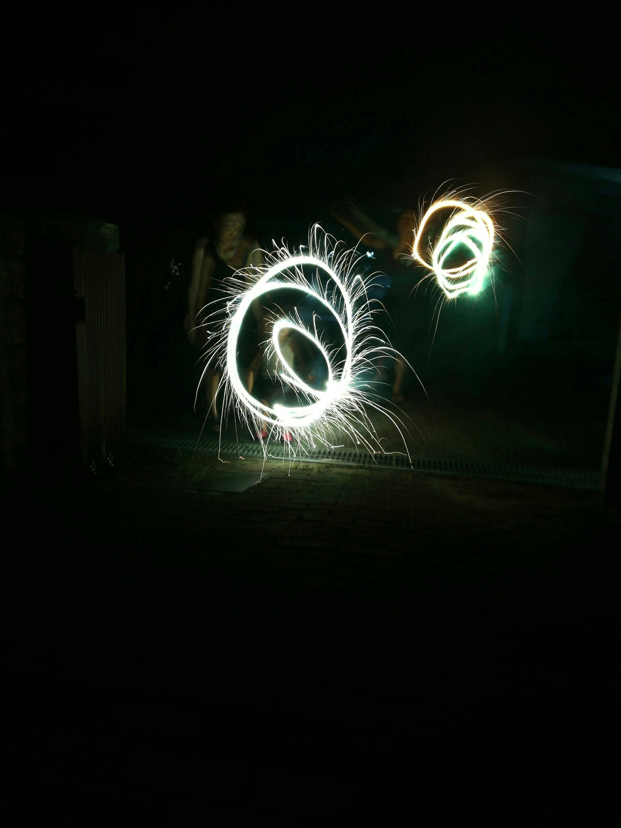 Funkenkunst mit Lichtspuren in der Dunkelheit