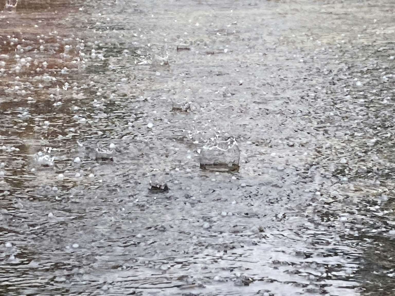 雨水表面上的波紋和光反射