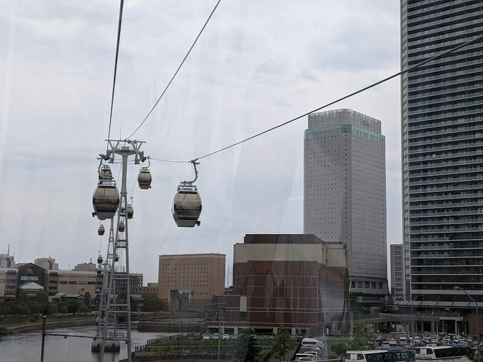 Teleféricos urbanos moviéndose entre edificios