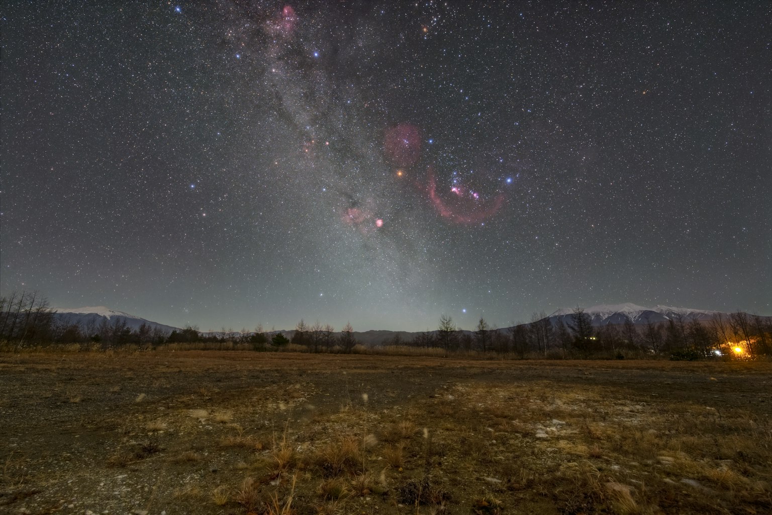 星空下的田野風景，清晰可見星座