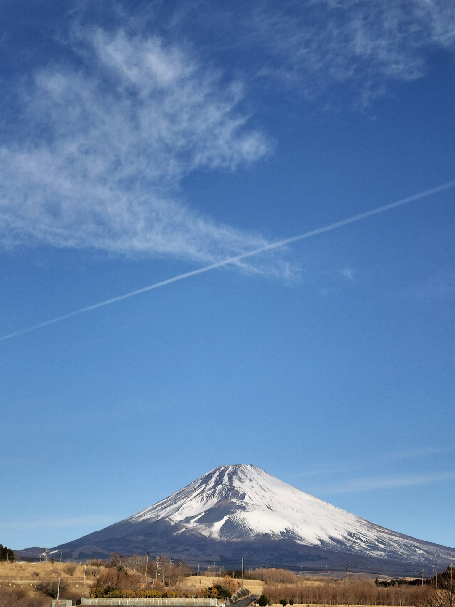 Belle vue du mont Fuji couvert de neige sous un ciel bleu