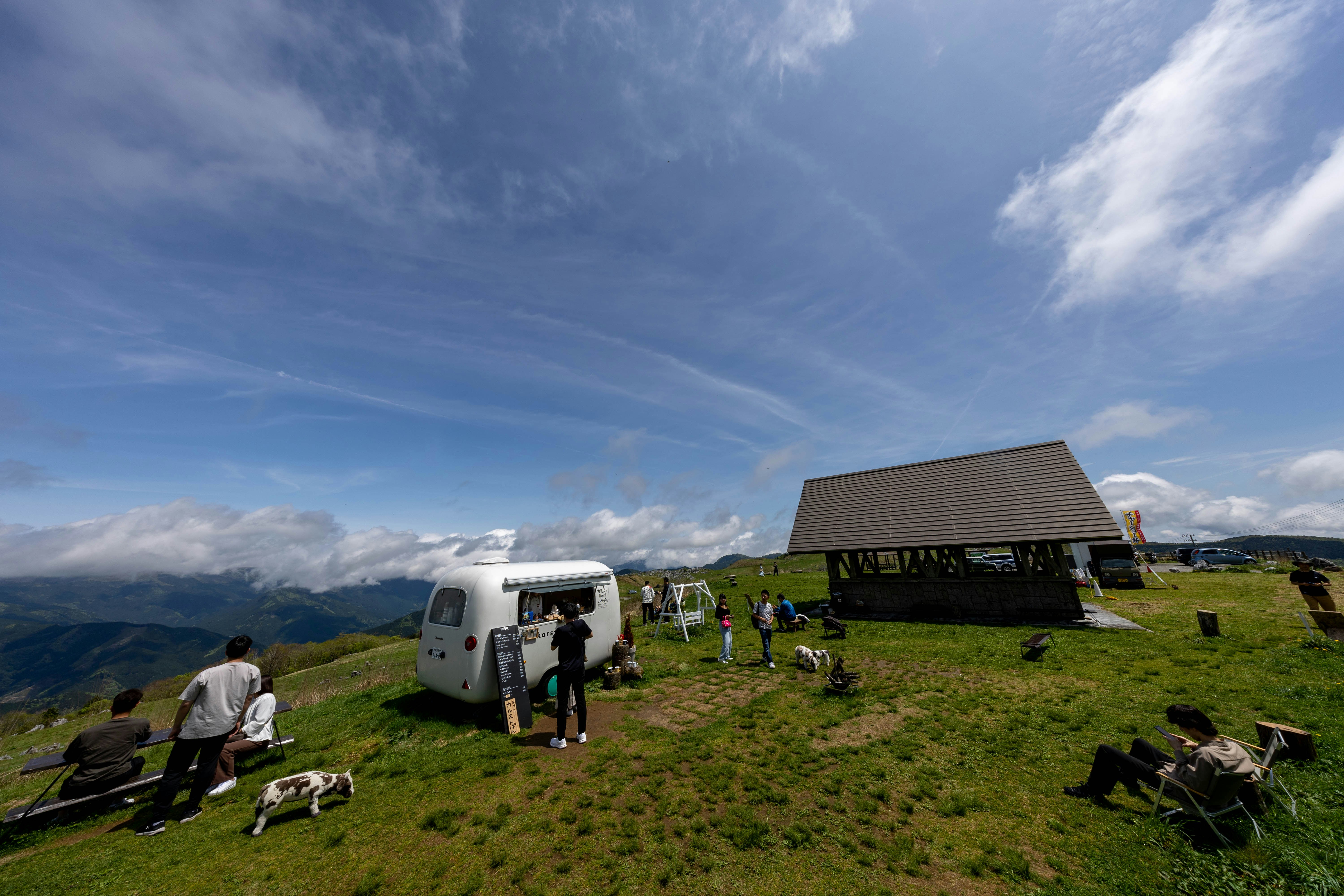 Campende auf einer Wiese am Bergkamm mit Zelten