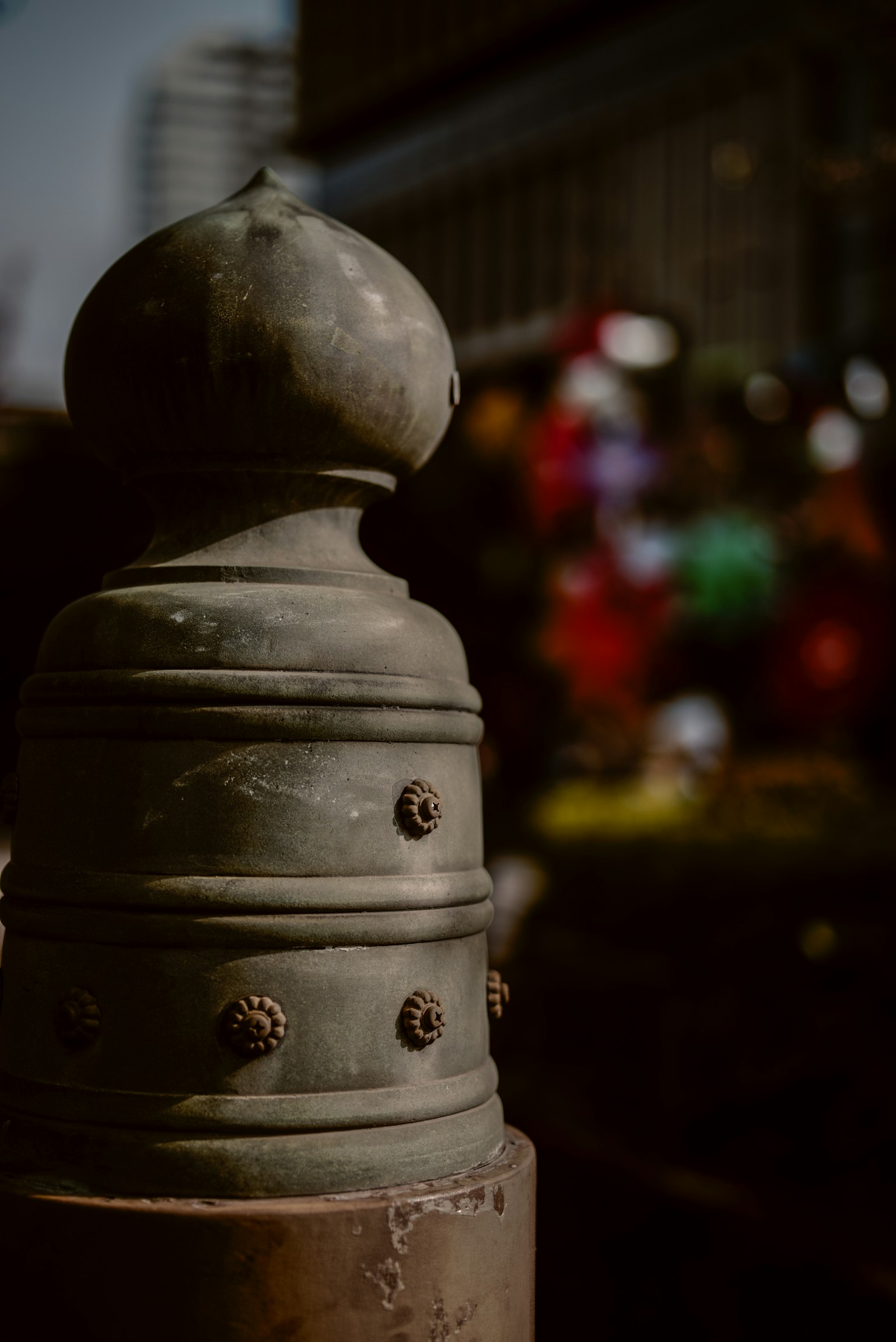 Kedekatan tiang logam dengan bagian atas bulat dan latar belakang berwarna kabur