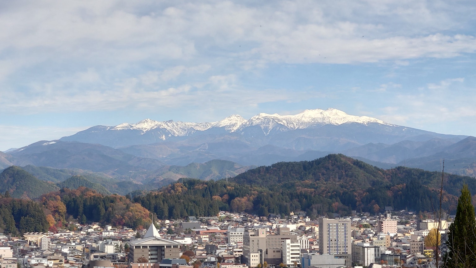 Schneebedeckte Berge über einer Stadt