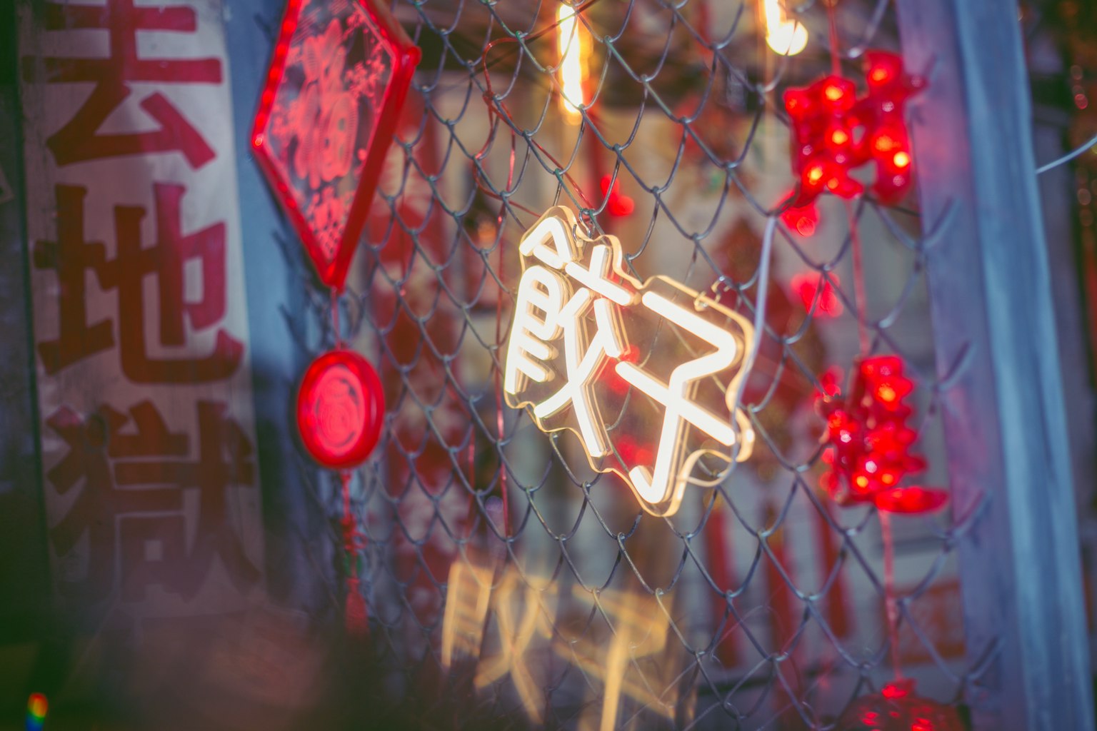 Biển hiệu há cảo neon với trang trí màu đỏ trong khung cảnh đường phố sôi động