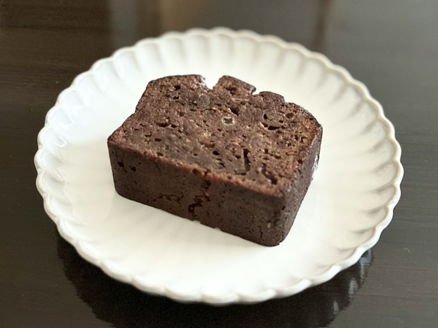 白色盤子上的棕色長方形蛋糕