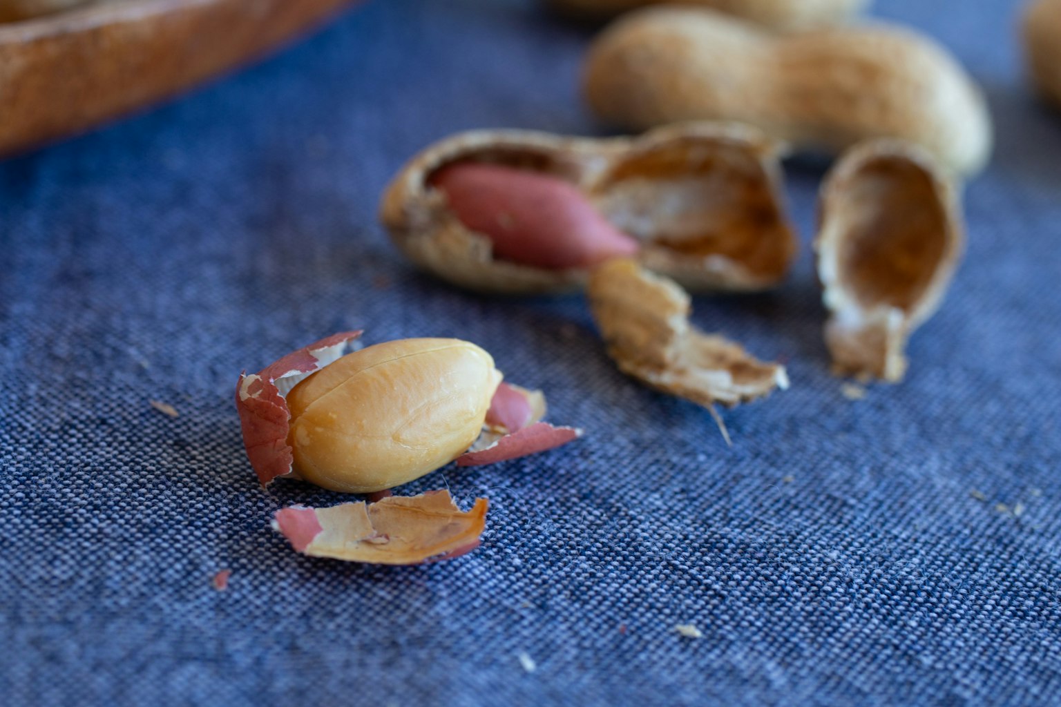 Primer plano de cáscaras y nueces de maní