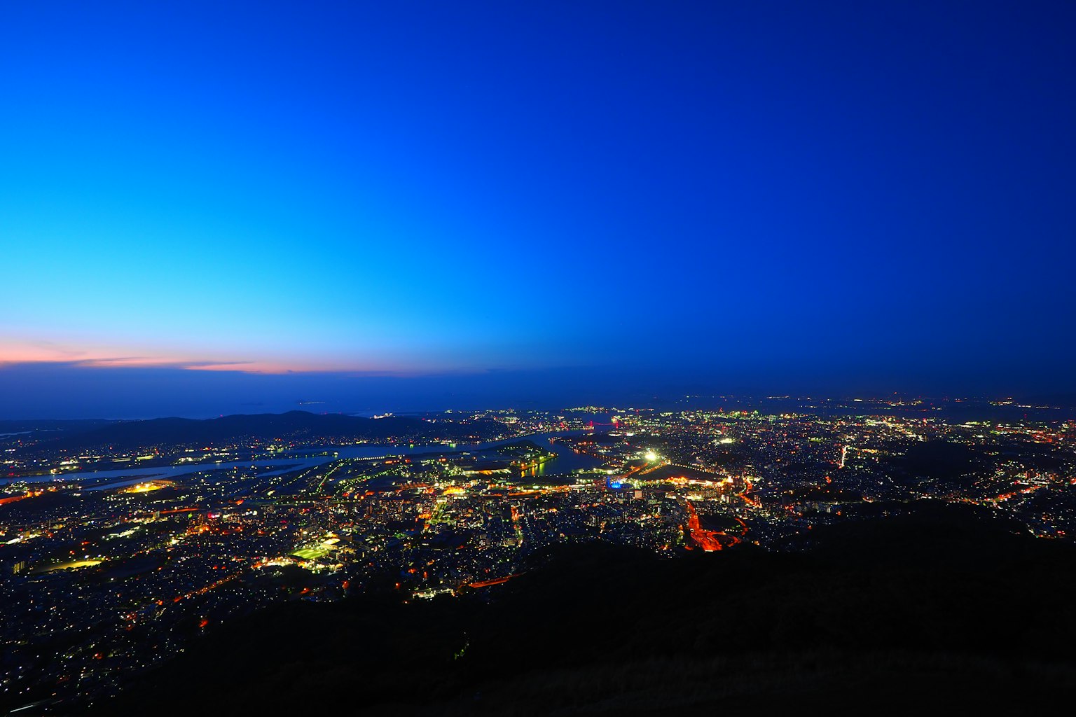 美丽的城市夜景与蓝色天空