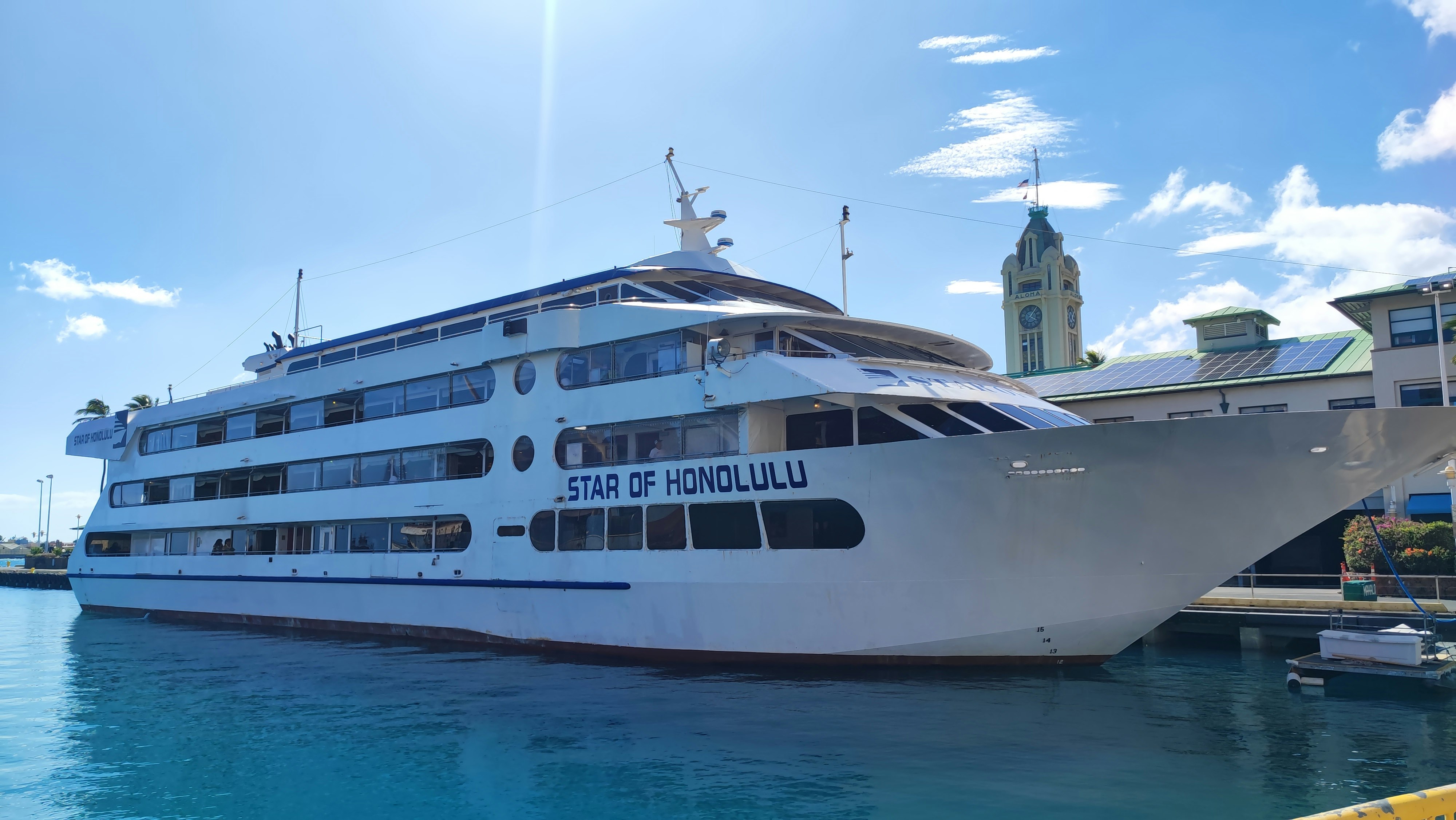 写着“STAR OF HONOLULU”的大型邮轮停靠在港口