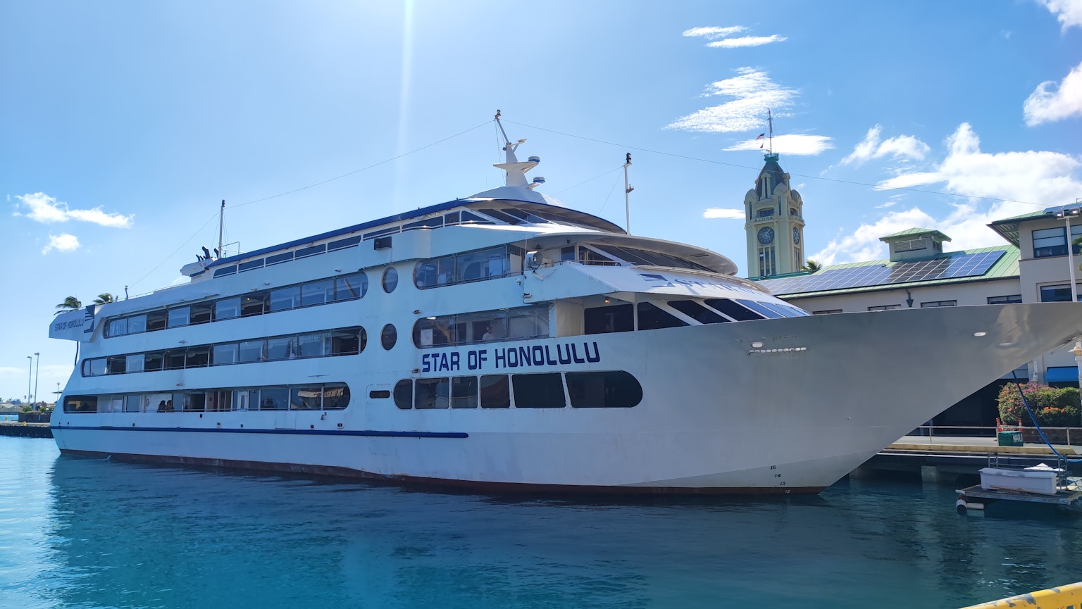 Lussuoso nave da crociera ormeggiata su un mare bellissimo