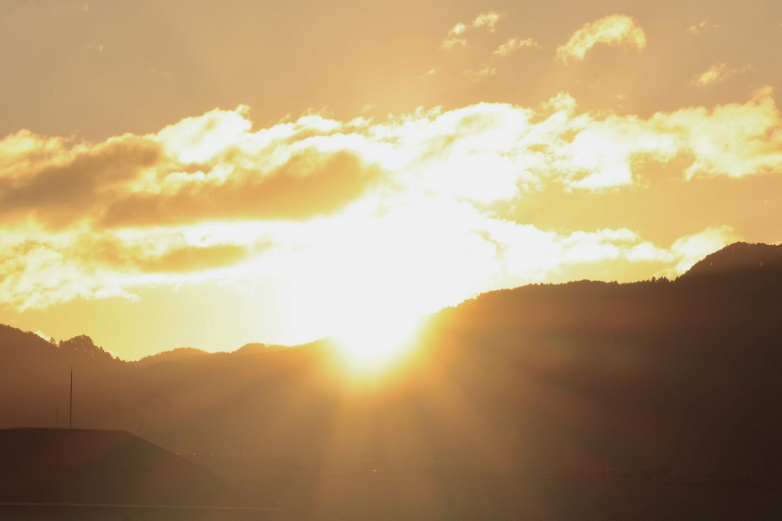 Bellissimo paesaggio con il sole che tramonta tra le montagne