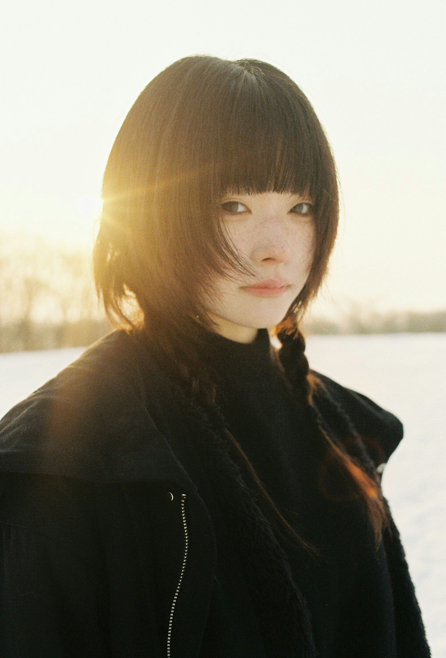 Portrait d'une fille en vêtements noirs dans un paysage d'hiver