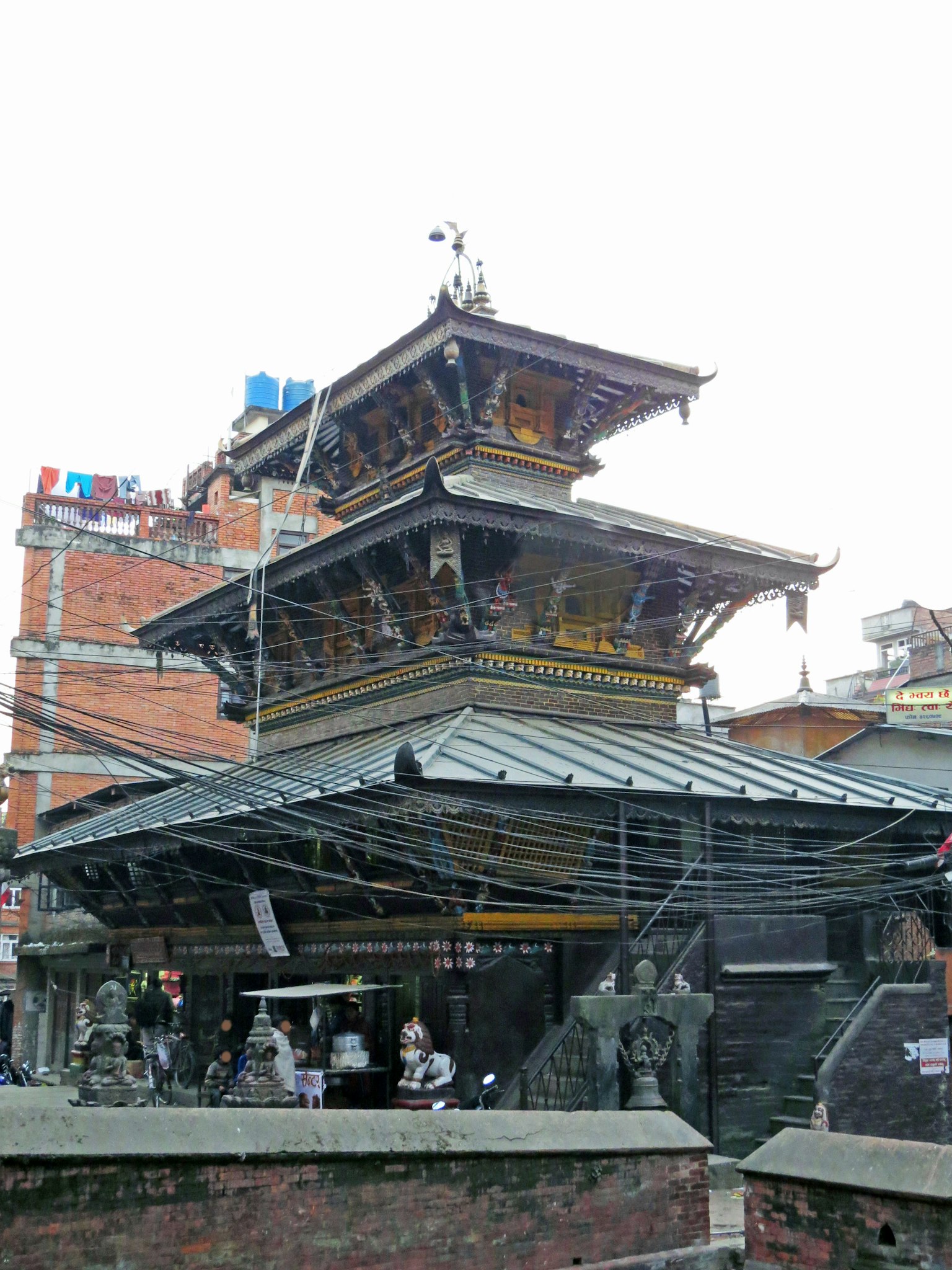 加德满都美丽的多层寺庙图像，具有复杂的屋顶设计