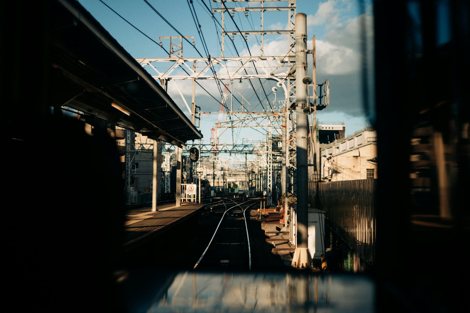 기차 창문에서 본 선로와 역의 풍경