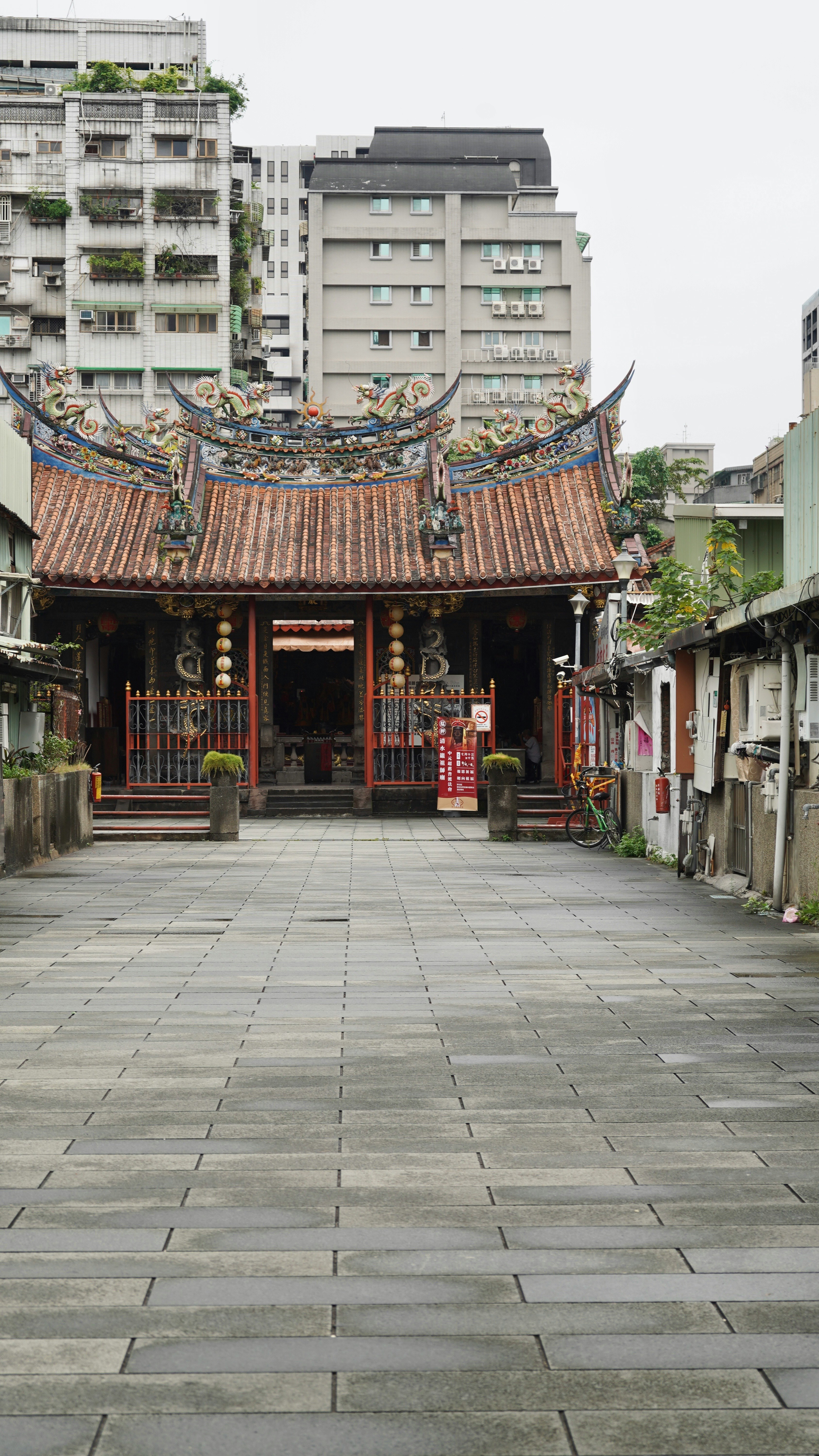 台北の寺院の正面に続く石畳の参道