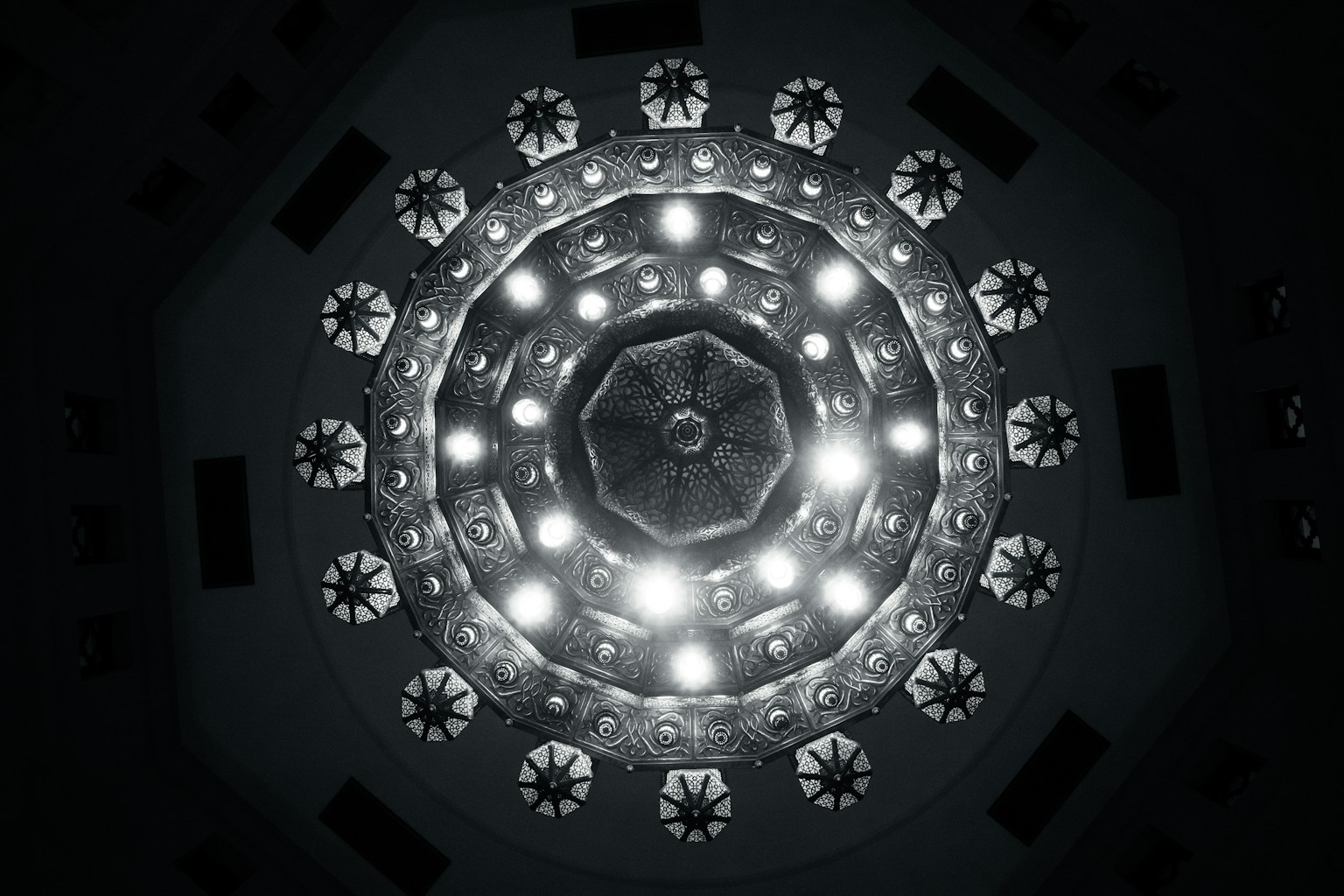 Desain lampu gantung yang rumit dengan lampu terang di langit-langit