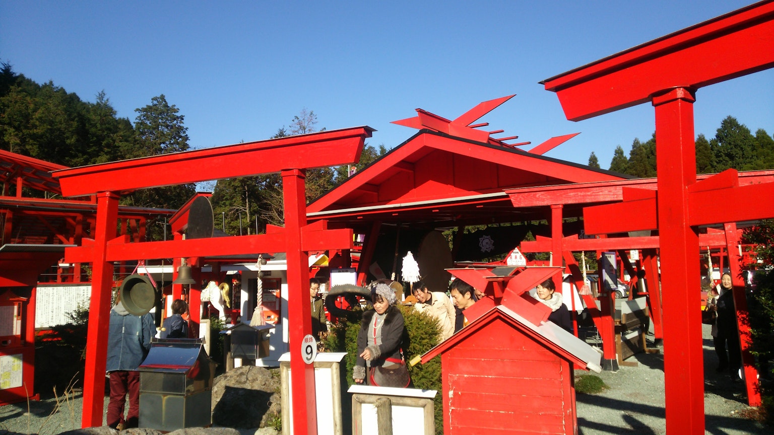 神社的紅色鳥居景觀，有許多遊客