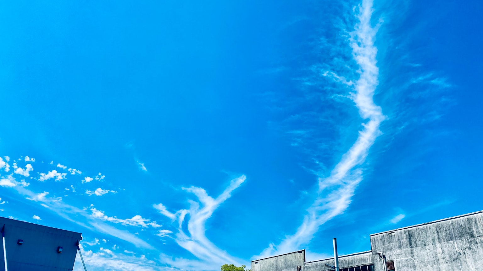 Cielo blu vibrante con nuvole bianche sottili