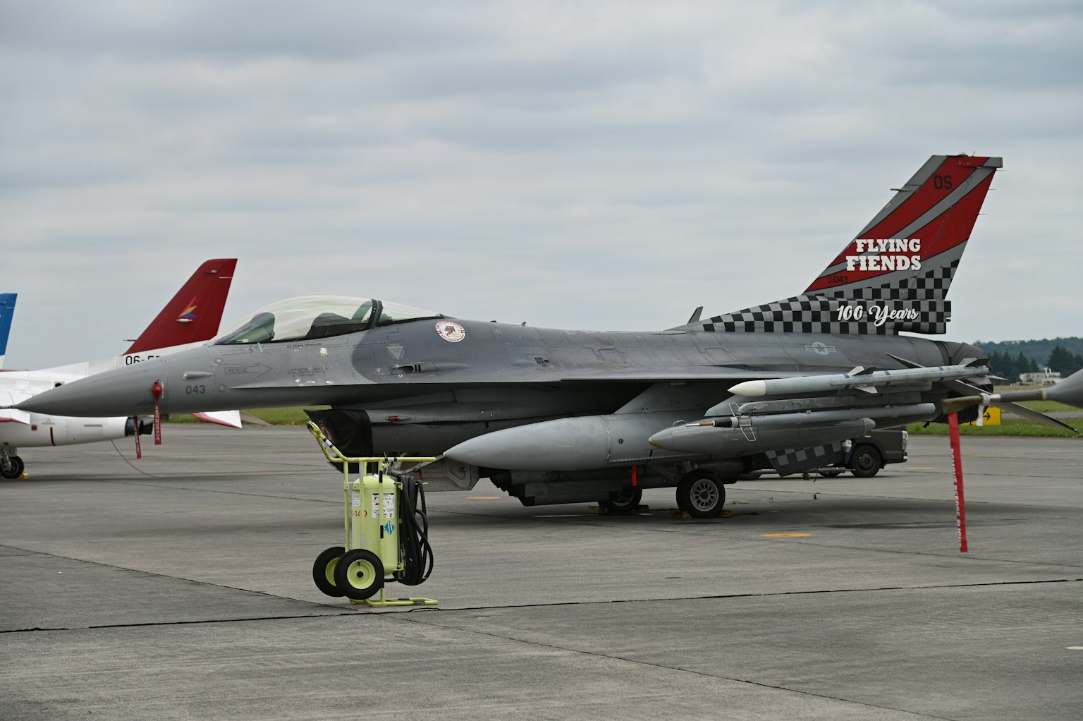 F-16战斗机停在跑道上