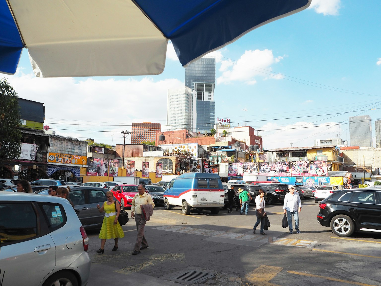 Pemandangan kota yang hidup dengan pasar dan gedung pencakar langit serta orang-orang yang berjalan