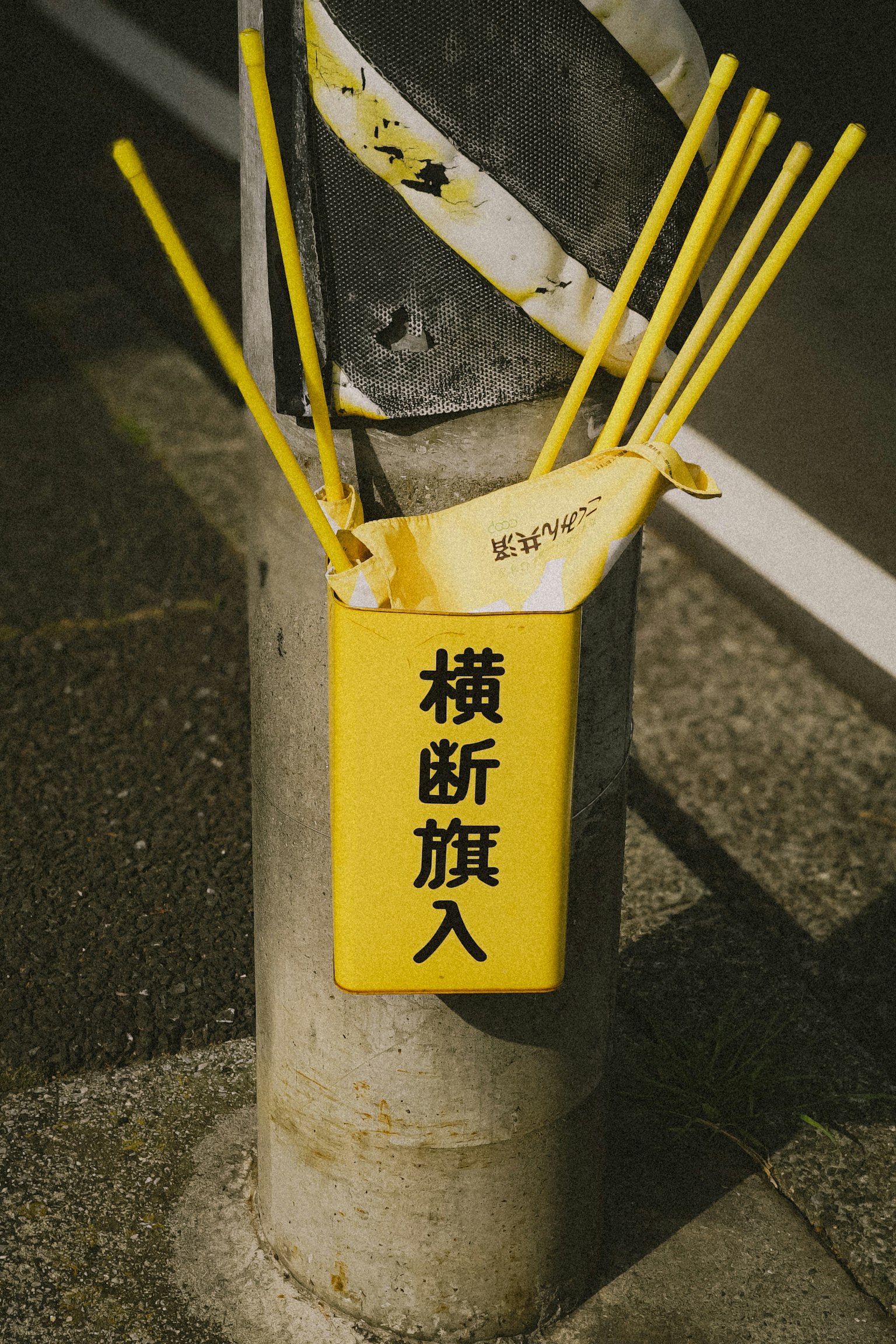 黃色行人旗桿固定在路燈柱上
